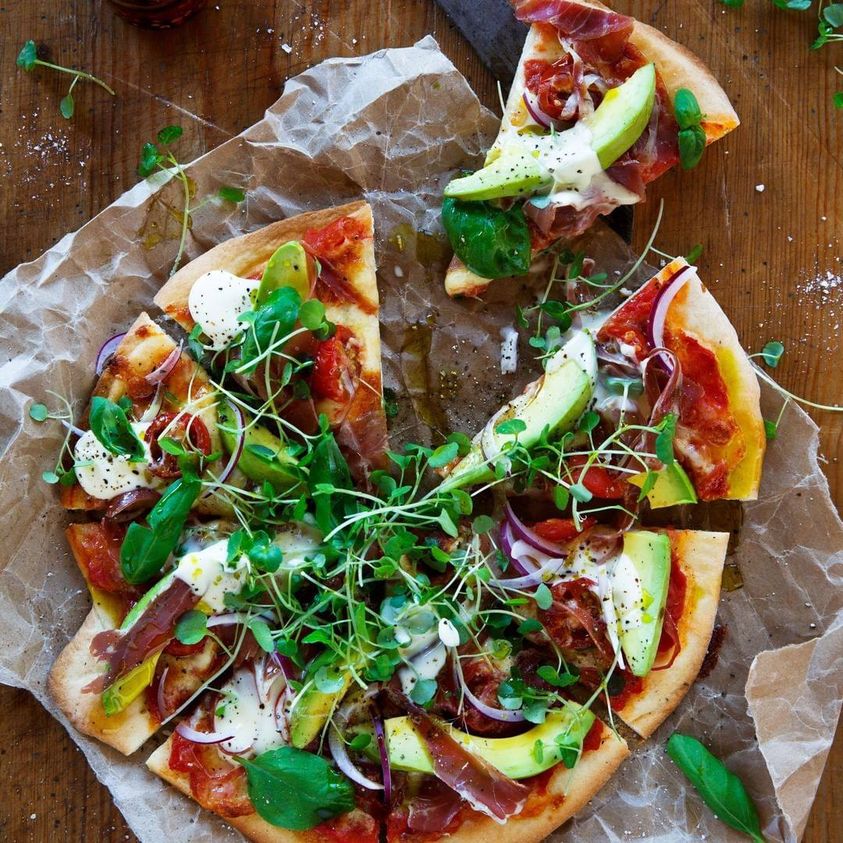 Avocado and prosciutto pizza